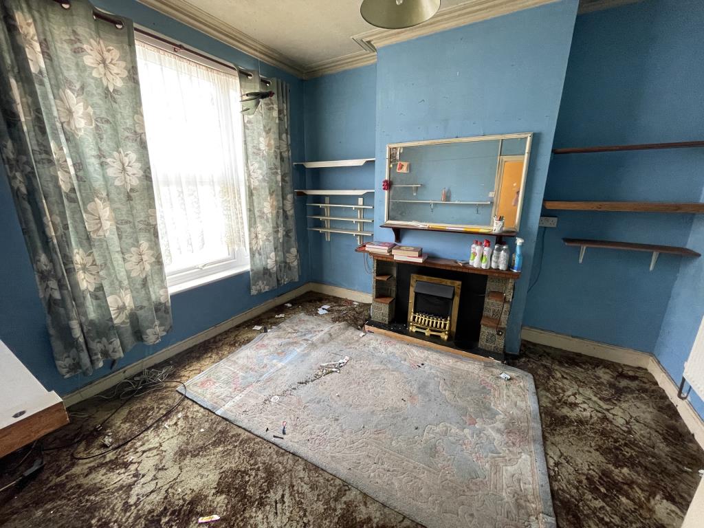 Lot: 155 - THREE-BEDROOM TERRACE HOUSE FOR IMPROVEMENT - inside image of front reception room